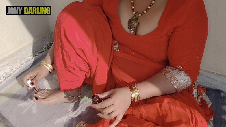 Jony Darling: 旁遮普哥在屋顶上画了她的指甲