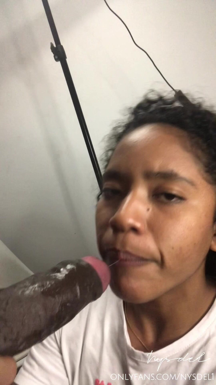 Nysdel: BBC! Brunetka daje chłopakowi swojej najlepszej przyjaciółki głębokie gardło Obciąganie -amatorska...