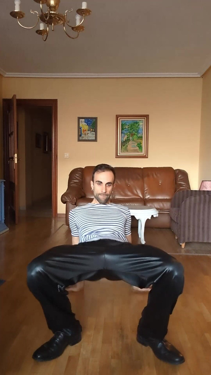 Zeus Ray: Askeri elbiseli bir streeptease yapıyorum