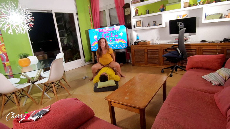 Cherry Lips: Oyuncu üvey kız kardeşim fall guys oynarken beni amını filme alırken...