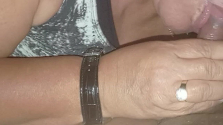 Milfta boohot: Babička v důchodu deepthroat dobře kouří péro