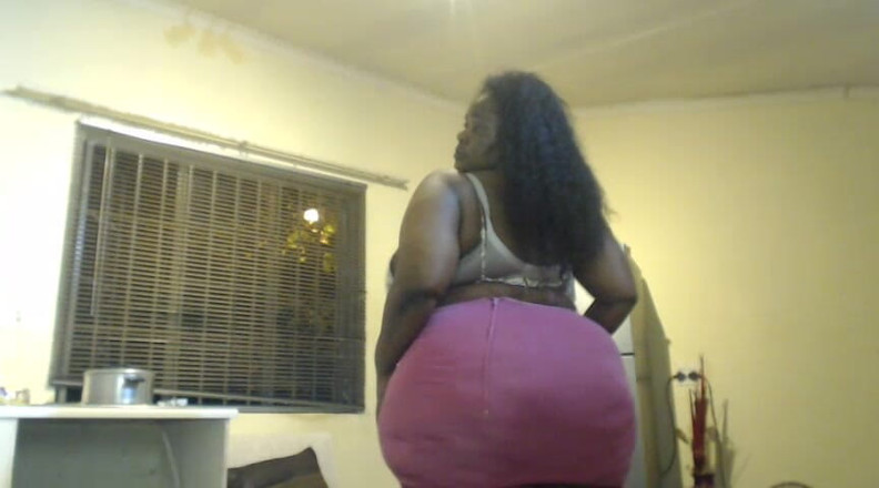 Legendary Booty Overdose: Tante seksi lagi bugil