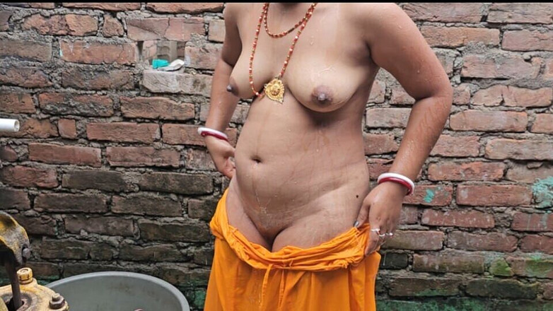 Human creator: "Záludné okamžiky strávené v koupelně ve lehkém dešti ráno