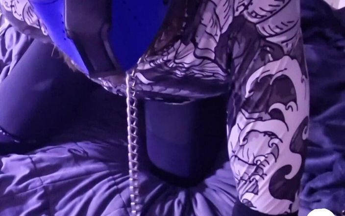 Robert48569: 小狗袜尾塞罩乳头夹戏弄屁股
