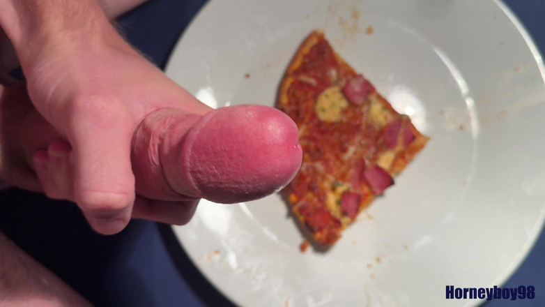 Horneyboy98: Твинк брызгает на его пиццу