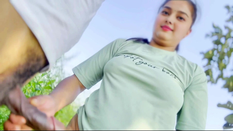 Fuckkkker: Desi vesnická holka šuká venku se svým přítelem, v Džungli velká...