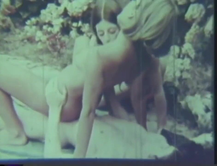 Vintage Usa: Hot vintage sex outdoor by the swimming pool!