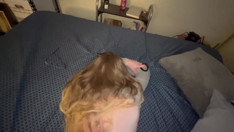 J13D75: Эта девушка вдвое младше меня! Она так безумна, что я зашла так глубоко. Ее бойфренд обязательно заметит.