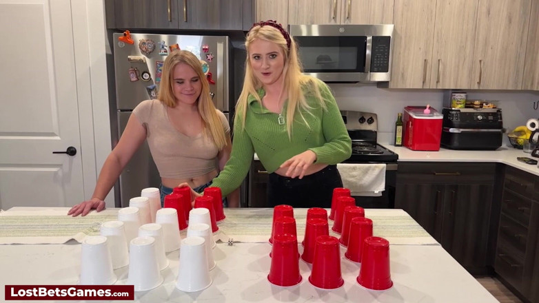 Lost Bets Games: Taylor Pairs com Maddie para um jogo brincalhão da Strip...