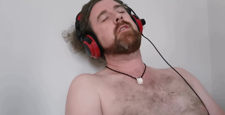 Dirty Talking Guy: ポルノを見て激しく絶頂する私の顔...。