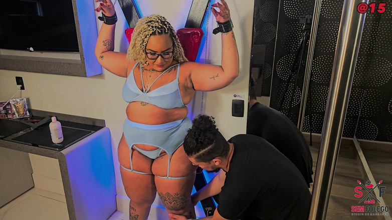 Cadu Sem Folego: Dizinha menerima pijatan dan diikat untuk menyemprotkan