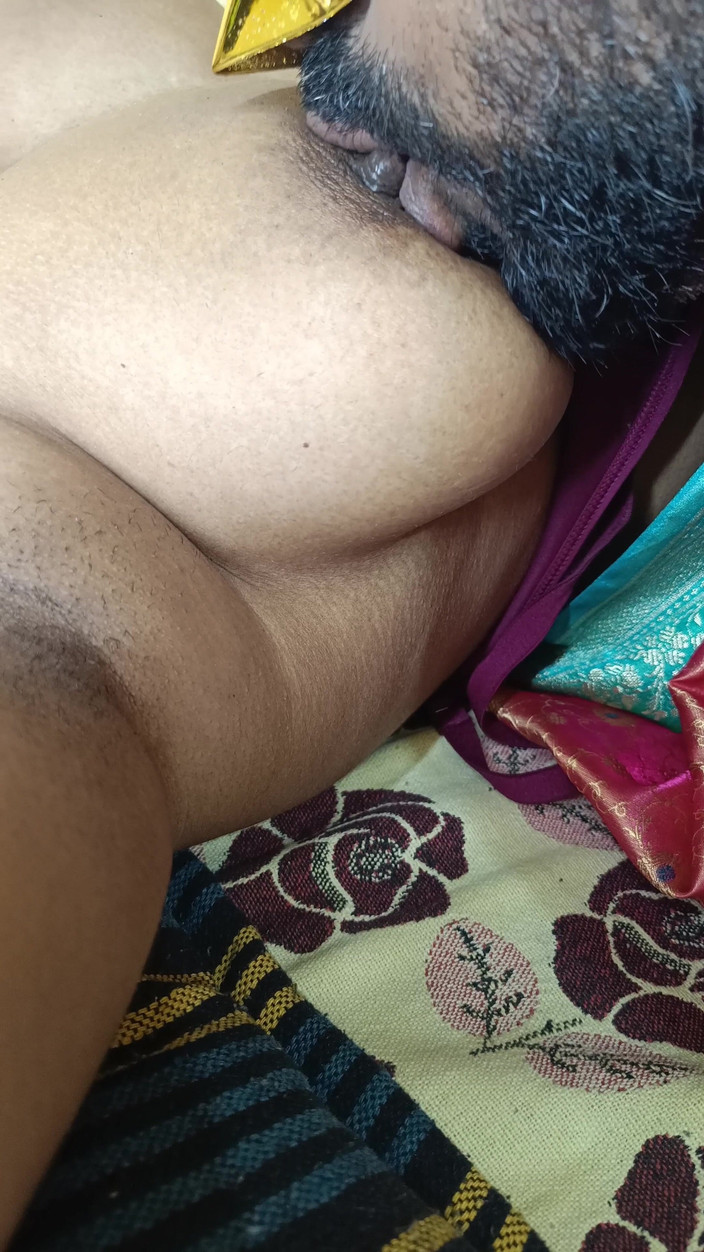 Laxi ammu: गृहिणी बिस्तर में हॉट चुदाई का मजा ले रही है