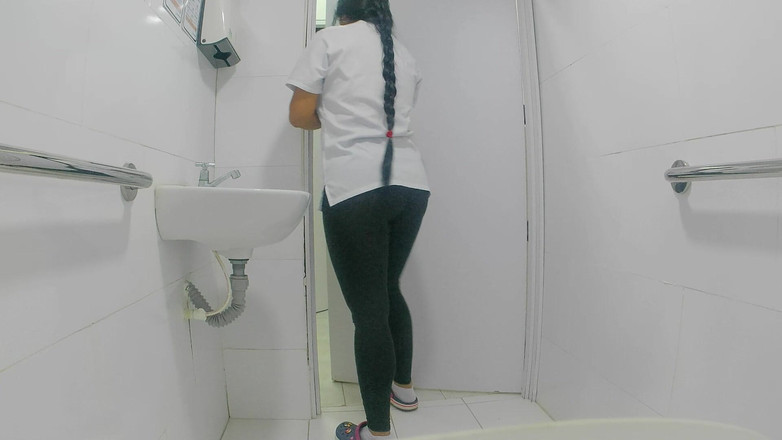 kelsyStar: Amatérská kamera v nemocniční koupelně zachycuje sestru s velkým zadkem...