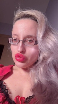 Tua moglie non è niente perché ti sei innamorato della Findom Goaldigger. Rituale dell'bordatura in occhiali grandi spessi e grandi labbra rosse.