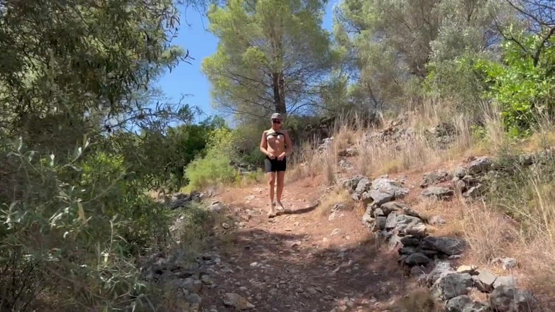 OutfallingSex: 饥渴的徒步旅行以嘴里充满了精液结束