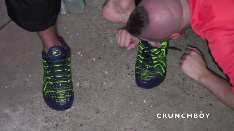 Sneaker gay: Submisivní tenisky bez sedla a cremapied od šukaného chlapce