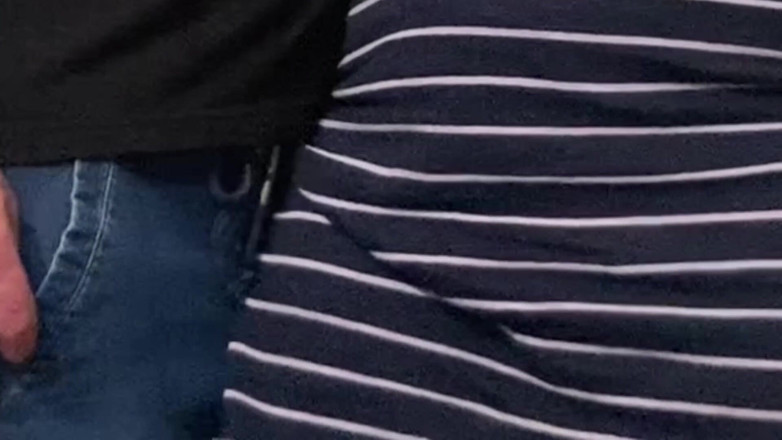 Niki studio: 地下鉄でドレスの下の見知らぬ人に私のアソコに触らせた