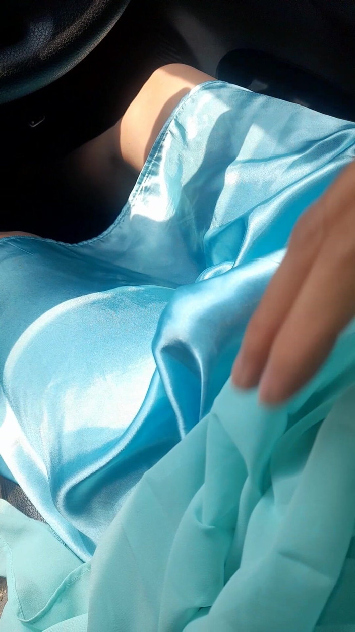 Naomisinka: Xuất tinh mặc chiếc váy chiffon màu xanh với lớp...