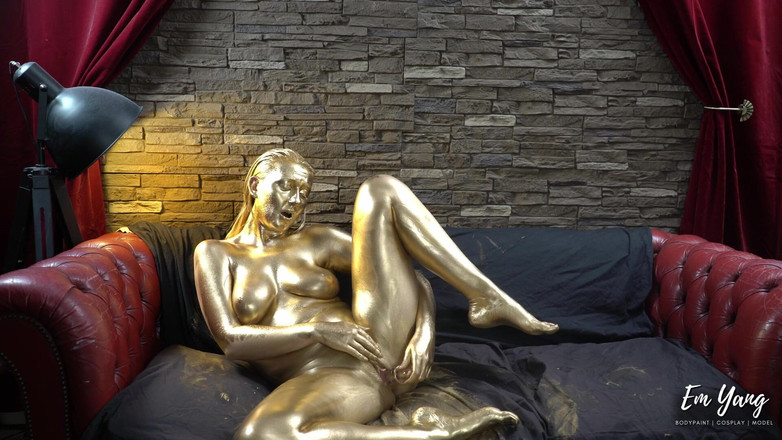 Em Yang: Malowanie złota całego ciała i używanie mojego szklanego dildo