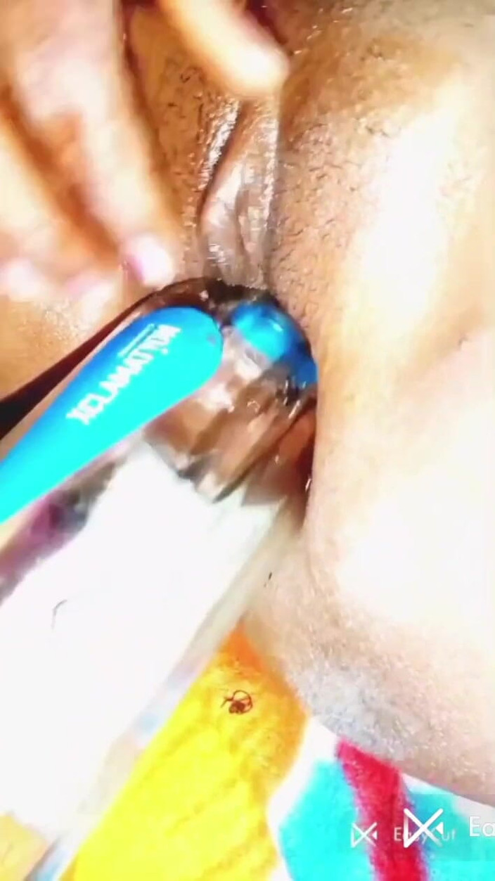 IndianVibeX: Ibu rumah tanggaku lagi asik muasin memekku pakai tongkat