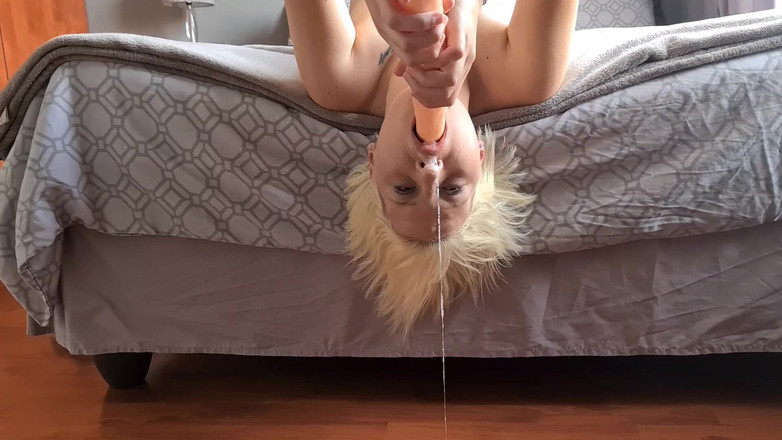 domslutfucker: Blonde Hure Fickt Sich Selbst Mit Einem Dildo in Die...