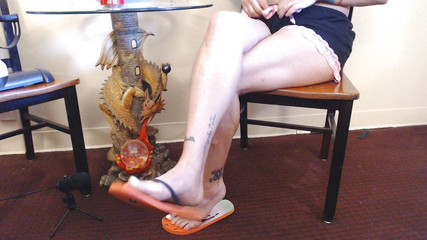 Abby Anna: ASMR flip flop menampar kaki bersilang