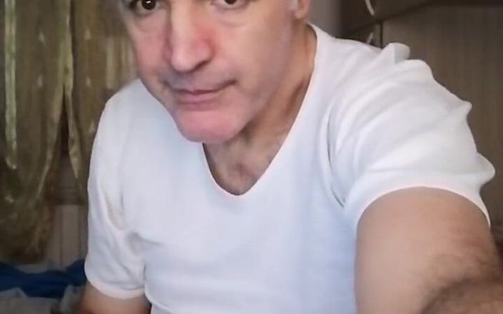 Setesesso7: Mi masturbo mentre sono sdraiato sul letto