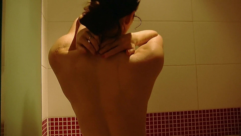 Sexy Amateurz: Lusila, solo dans la salle de bain mouillée