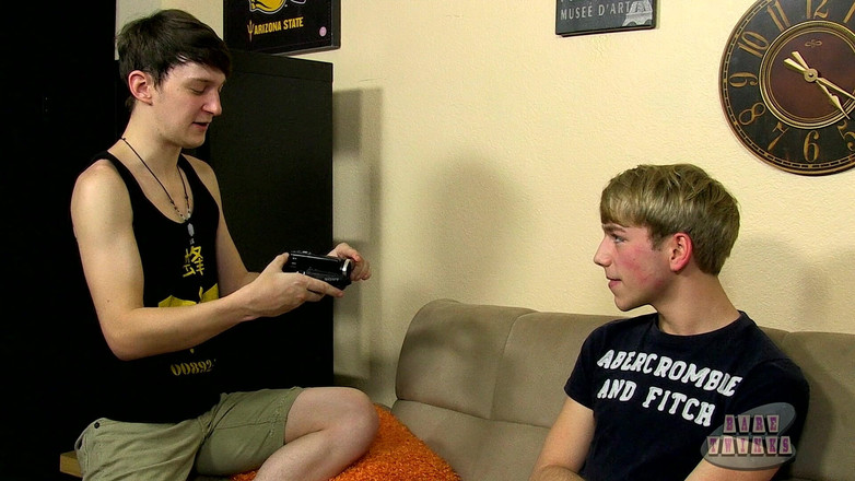 Bare Twinks: Jr ilk çıplak sikişini yapıyor!