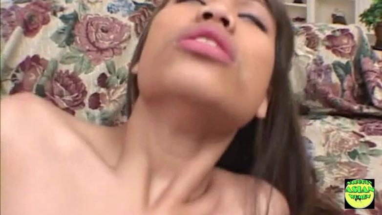 Naughty Asian Women: Lucy Thai remercie le mec pour sa baise anale incroyable...