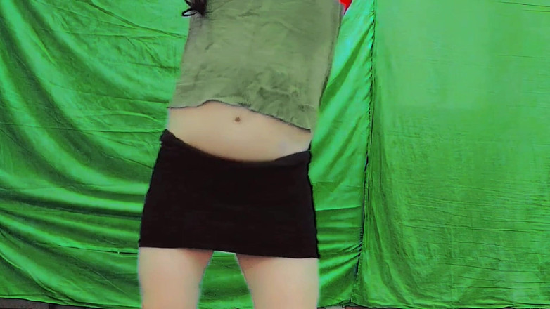 Kitty_Cross: 在柔和的灯光下，可爱的娇小吊裙