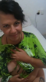 Ich ficke sie von hinten mit einem buttplug in ihrem arsch und komm in ihren mund