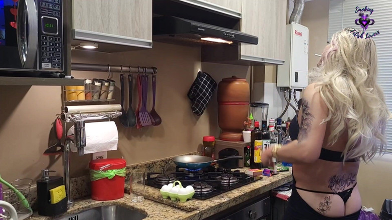 HollyCox: Perra fumando y cocinando