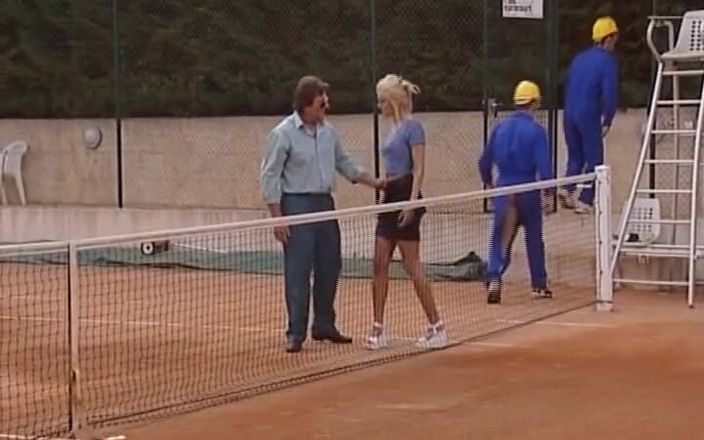 Porno kino: Çarpıcı Alman sarışın tenis kortunda dolu yarakla sikişiyor