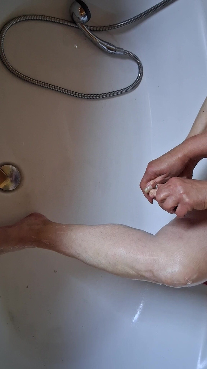 Hot-Pussy66: Vuile voeten wassen in de badkuip