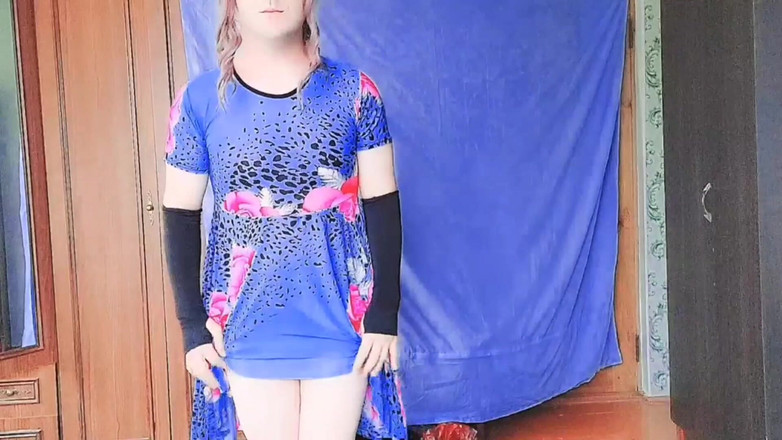 Kitty_Cross: 顽皮的娘娘腔把脸藏在塞满泰迪熊的背后