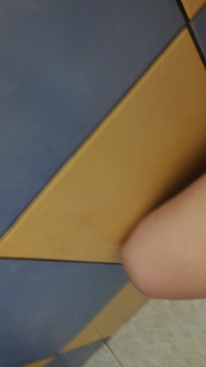 Risky Hairy Couple: Milf faz xixi de perto, vista no banheiro da buceta...