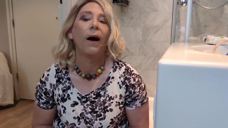 NikkiGee: Gruby dildo w mojej ciasnej dupie
