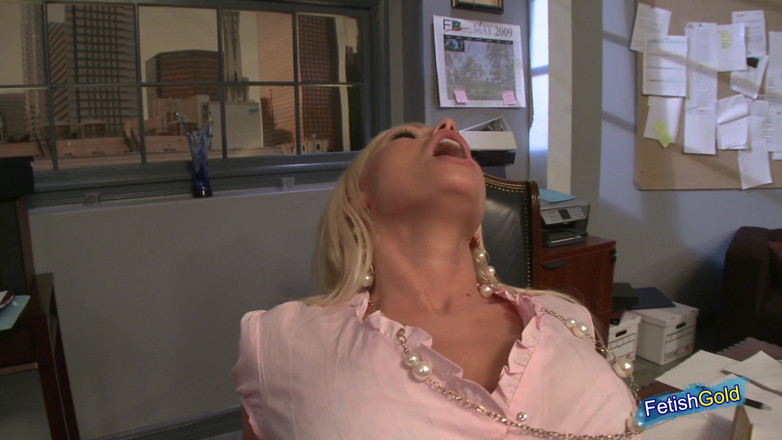 Big Boobs at Play: Muscular man gets seduced by his blonde boss and bangs...