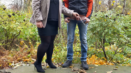 OurFetishLife: Külotlu çoraplı ve etekli ateşli kadın açık havada işerken adamın yarağını...