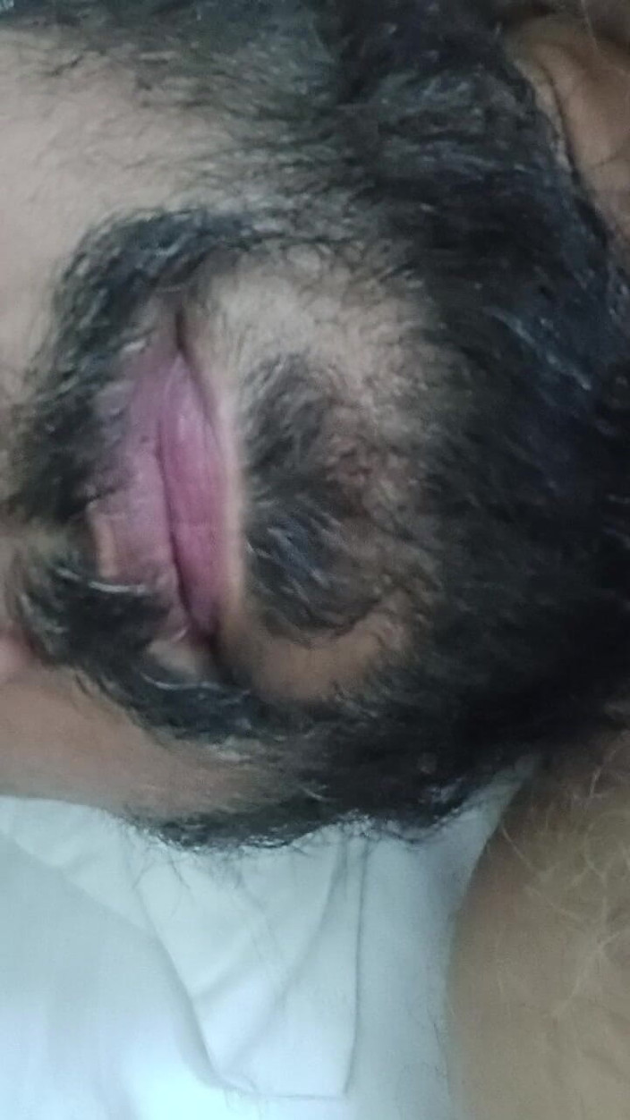 Daddy Dude: Indische Papa Die Op Het Bed Lag, Plaagt En Poseert...