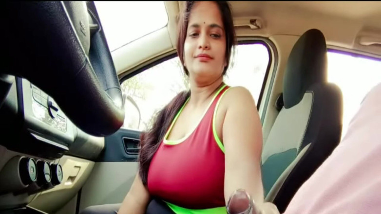 Your Arya: 德西女朋友在车里冒险性爱。口交汉口交在公共场合射精