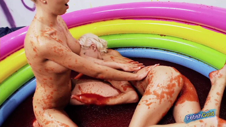 Teens Like it Hard: Deux blondes coquines aiment jouer dans le bain de gelée...