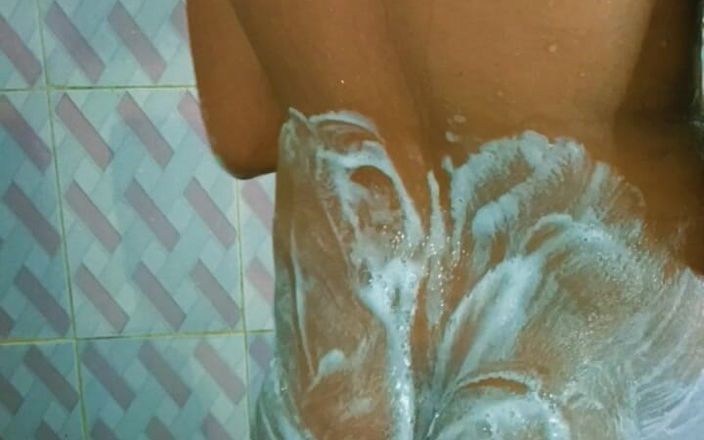 Sumi_couple_lesbian: Adik tiriku fingering memeknya pakai toket di kamar mandi!