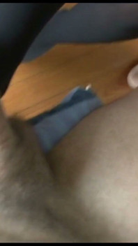 Footjob in tuta nera in nylon