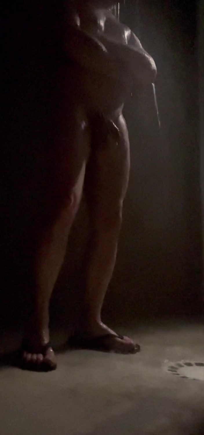 AmateurBoysPissing: Nachytal twink pěkný zadek a chlapa chčil ve veřejných sprchách...