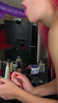Seksowna studentka namiętnie bawi się cipką i ssie dildo, idealny tyłek w leginsach