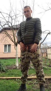 Cậu bé tuổi teen đi tiểu bên ngoài