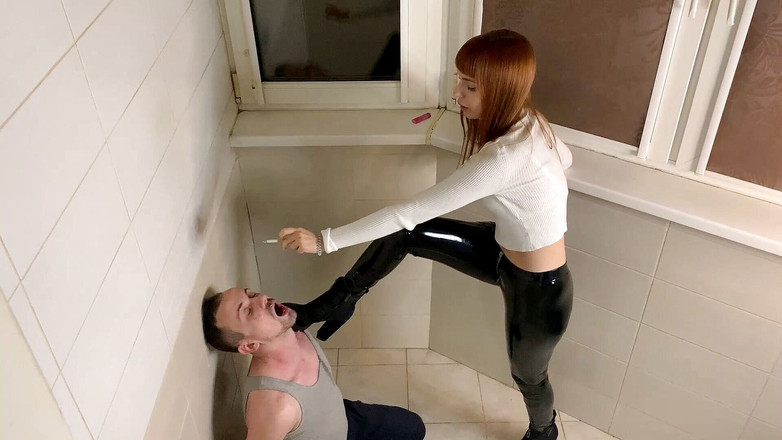 Petite Princesses Femdom: Královna Kira v horkých latexových kalhotách kouří otroka jako lidský...