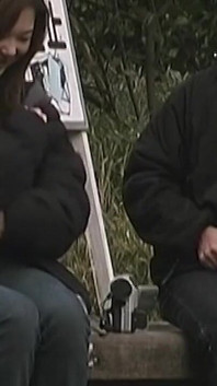 Reife brünette MILF flirtet wild mit glücklichem fremden im freien